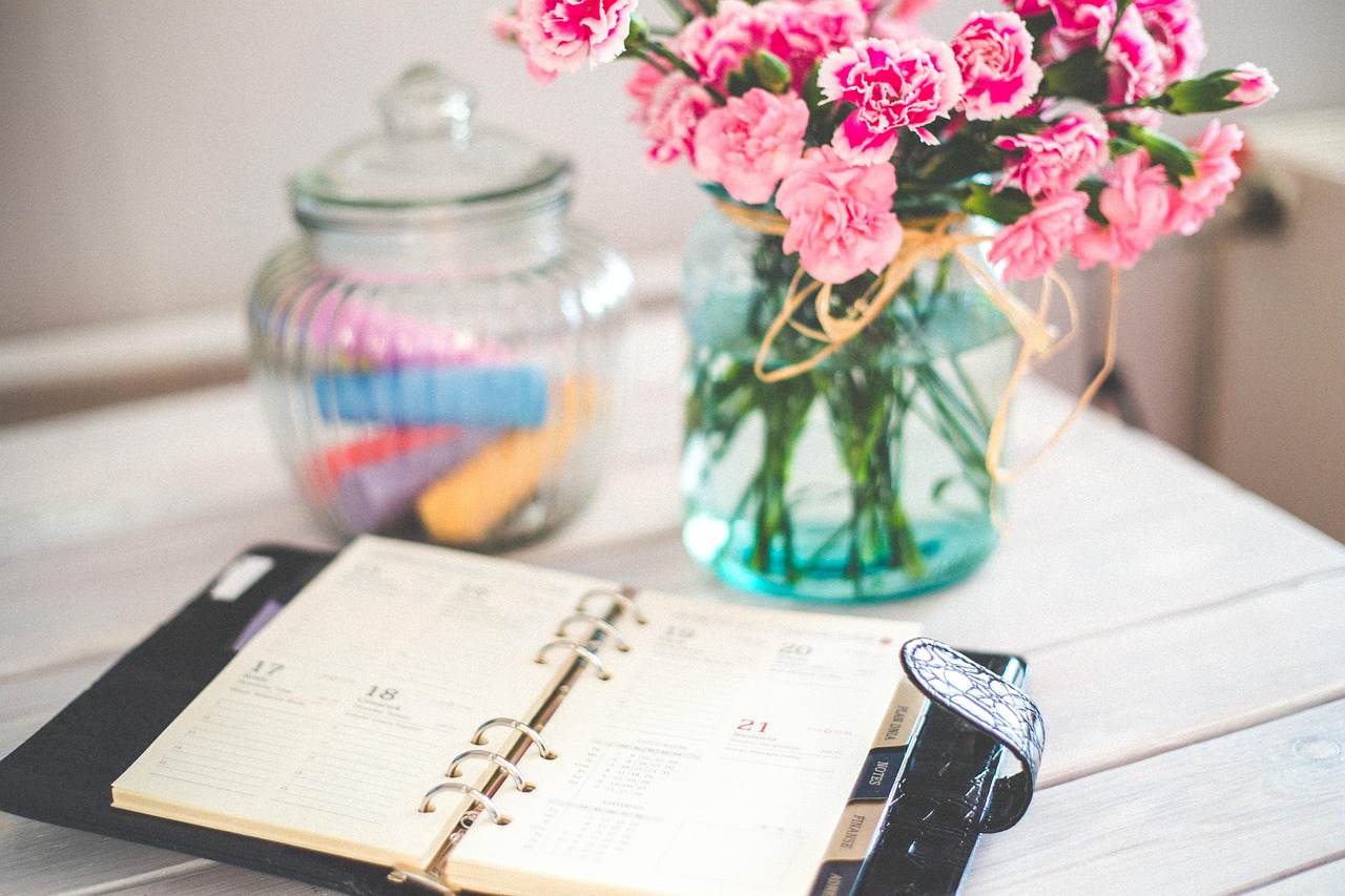 Gemini Daily Brief organizing a weekly planning schedule on a desk